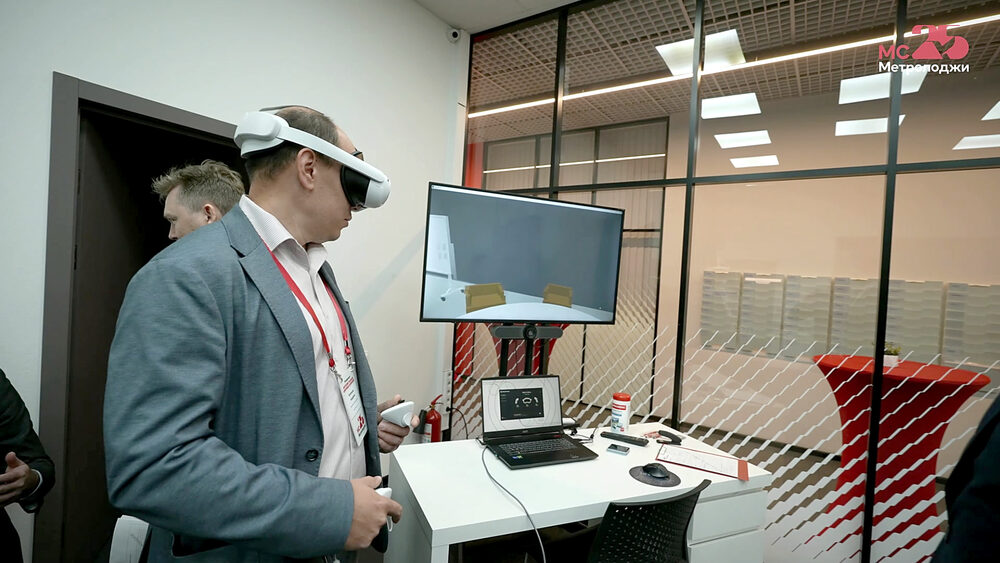 Гость демо-дня в VR-зоне с цифровой моделью цеха